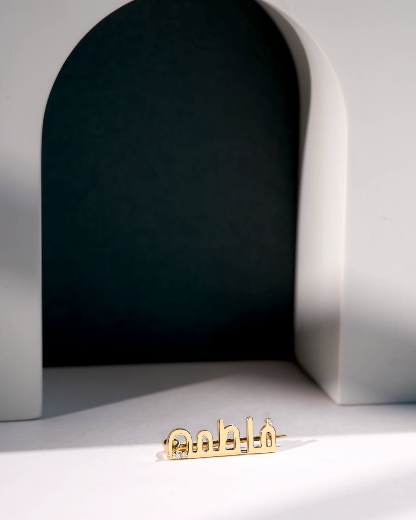 Arched Name brooch with diamond